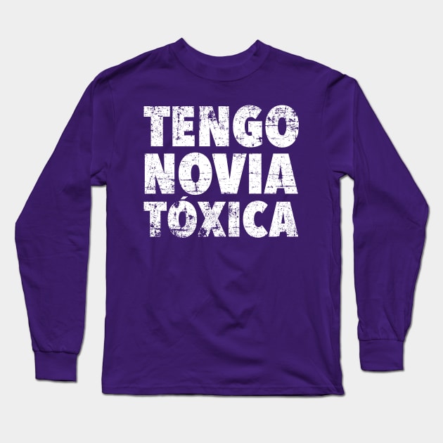 Tengo novia toxica - vintage design Long Sleeve T-Shirt by verde